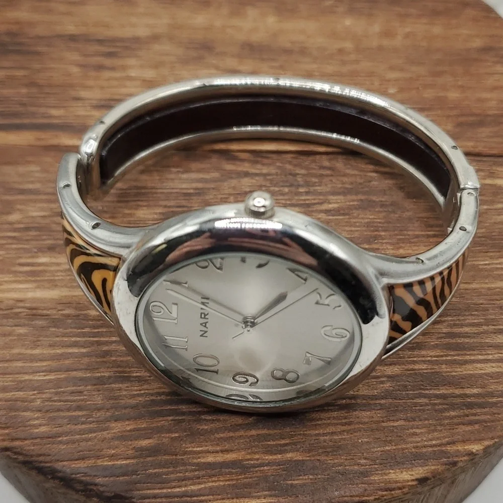 B1923‎ lepord print narmi watch cuff needs batteries vintage